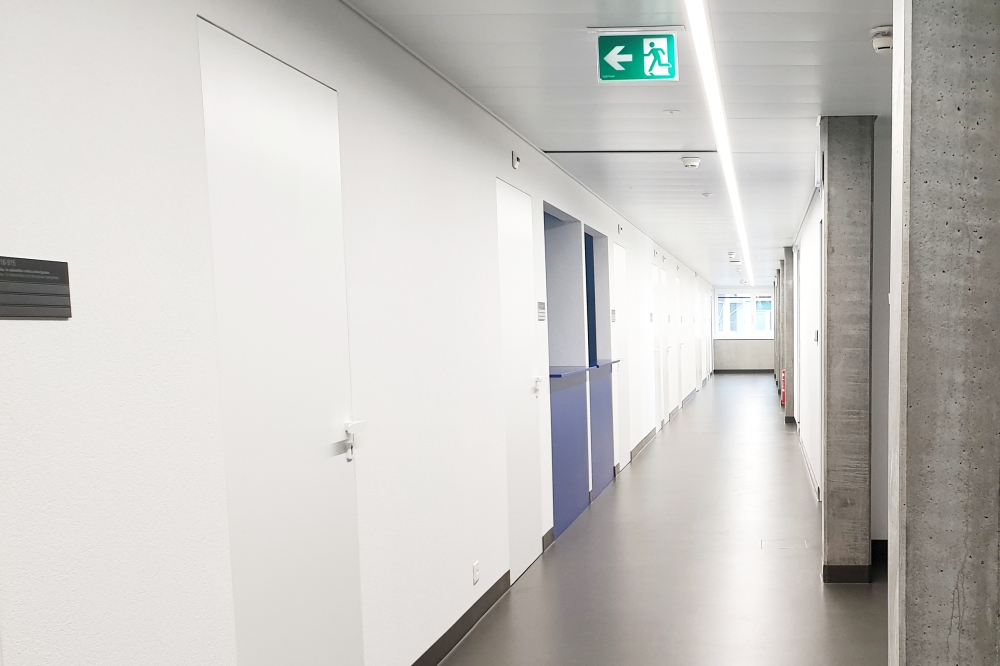 Xinnix levert zowel systemen voor 'gewone' draaideuren alsook voor brandwerende en akoestisch gecertificeerde deuren